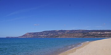 Capo Vaticano an nordwestlichen Rand (links) der Bucht von Nicotera