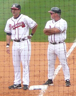 Hubbard (derecha) como entrenador de primera base de los Bravos de Atlanta (2008)