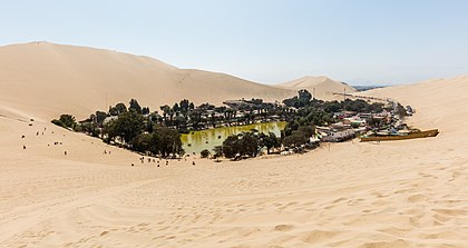 Oásis de Huacachina na região peruana de Ica. Ao redor do lago natural no deserto vivem 115 pessoas e o local se converteu em um ponto turístico para a prática de sandboard e passeios de buggy. (definição 8 688 × 4 614)