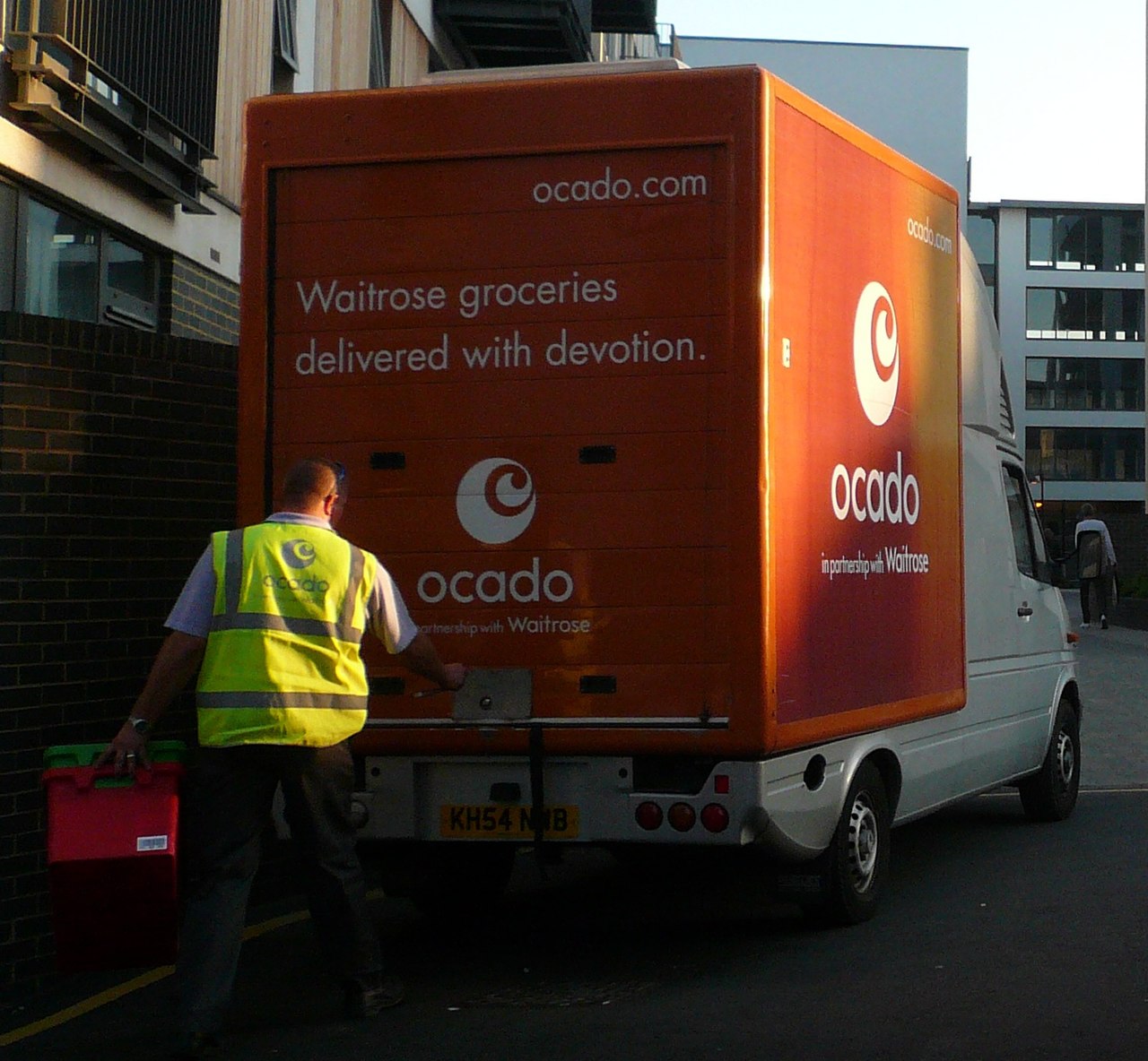 Окадо. Ритейлер Ocado. Ocado доставка фото. Ритейлер Ocado головной офис. Waitrose Rapid delivery.