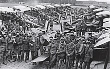 Ipres yaqinidagi Clairmarais aerodromida SE5a ikki samolyotli RAF, 1-sonli eskadron zobitlari, iyul 1918.jpg