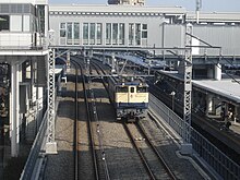 大崎駅。山手線ホームと埼京線・りんかい線・湘南新宿ラインのホーム（大崎支線）の間を通る山手貨物線。ホーム北で大崎支線と接続する。