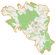 Mapa konturowa gminy Ostrzeszów, blisko centrum na prawo znajduje się punkt z opisem „I Liceum Ogólnokształcąceim. Marii Skłodowskiej-Curie”