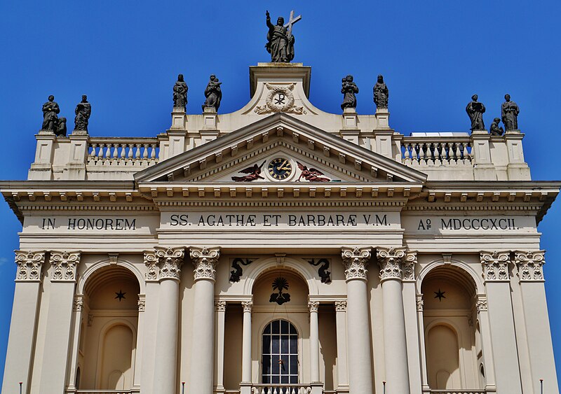 File:Oudenbosch Basiliek H. Agatha en H. Barbara Fassade 3.jpg