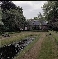 Voorste vijver en rosarium met het huis op de achtergrond