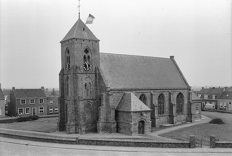 File:Overzicht kerk vanuit het zuidwesten - Zoutelande - 20225129 - RCE.jpg