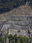 Tavannes yakınlarındaki Péry-Reuchenette'deki Oxfordian (Üst Jura) döngüsel çökeltileri, kanton Bern, İsviçre. Alternatif katmanlar kireçtaşı (hafif, daha yeterli) ve marn / kildir; hakim döngü, 200.000 yıllık döngüdür.