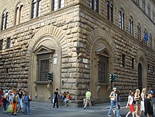 Michelangelo's "kneeling windows", a feature later copied by the Medici at their Palazzo Pitti, also in Florence Palazzo medici riccardi finestre inginocchiate.JPG