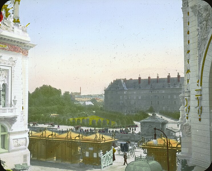 File:Paris Exposition Esplanade des Invalides, entrance gate 8, 1900.jpg