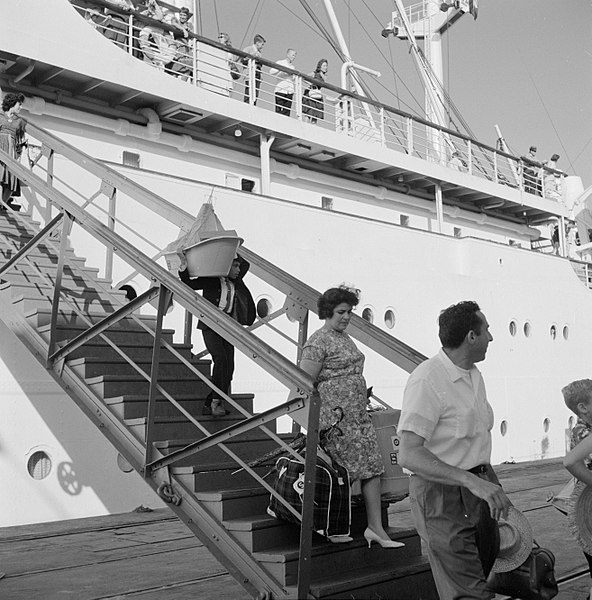 File:Passagiers met bagage lopen over een mobiele trap van het schip SS Zion naar d…, Bestanddeelnr 255-2170.jpg