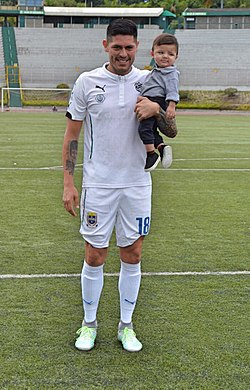 Centurion in Comunicaciones, posing with his son. Paulo Centurion en Comunicaciones FC, posando junto a su hijo.jpg