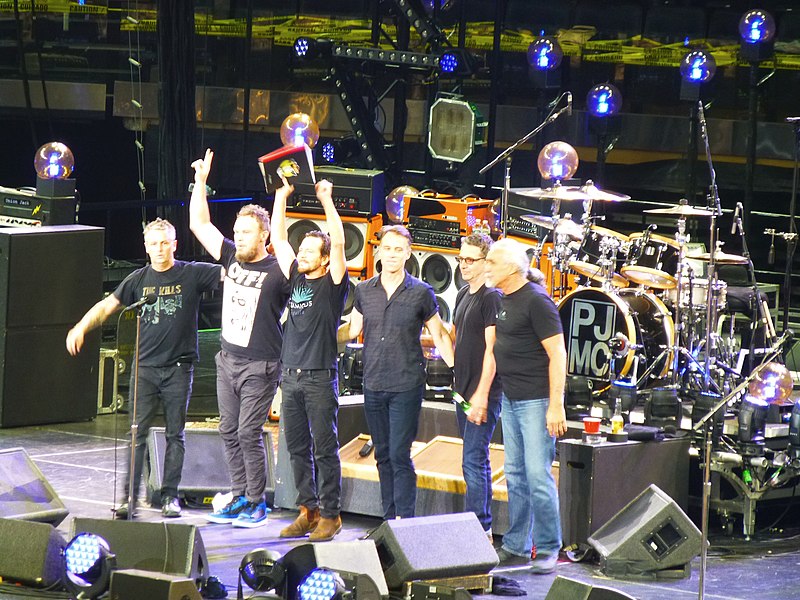 File:Pearl Jam New York 2016 02.JPG