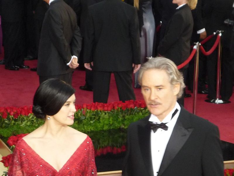 File:Phoebe Cates & Kevin Kline at 2009 Academy Awards.JPG