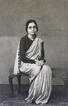 Phulrenu Guha, Paris'te, 1937.jpg