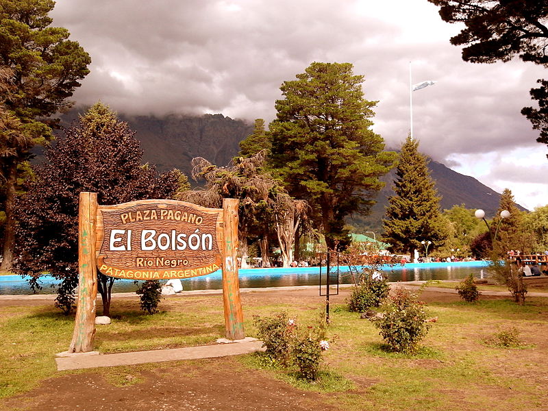 File:Plaza pagano - El Bolzon.jpg