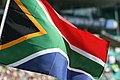 L'actuel drapeau d’Afrique du Sud adopté en 1994 pour les premières élections nationales non ségréguées.