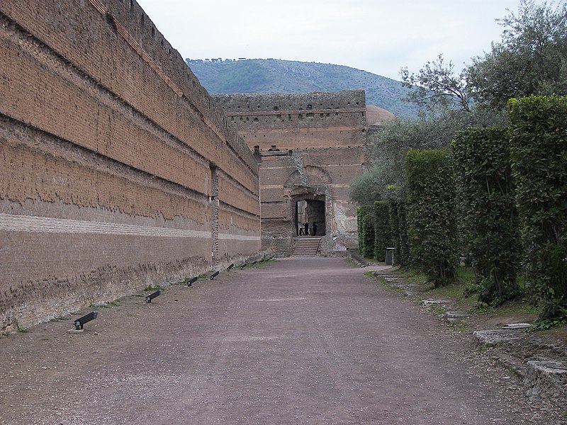 File:Poikile of Villa Adriana inside wall 2.jpg