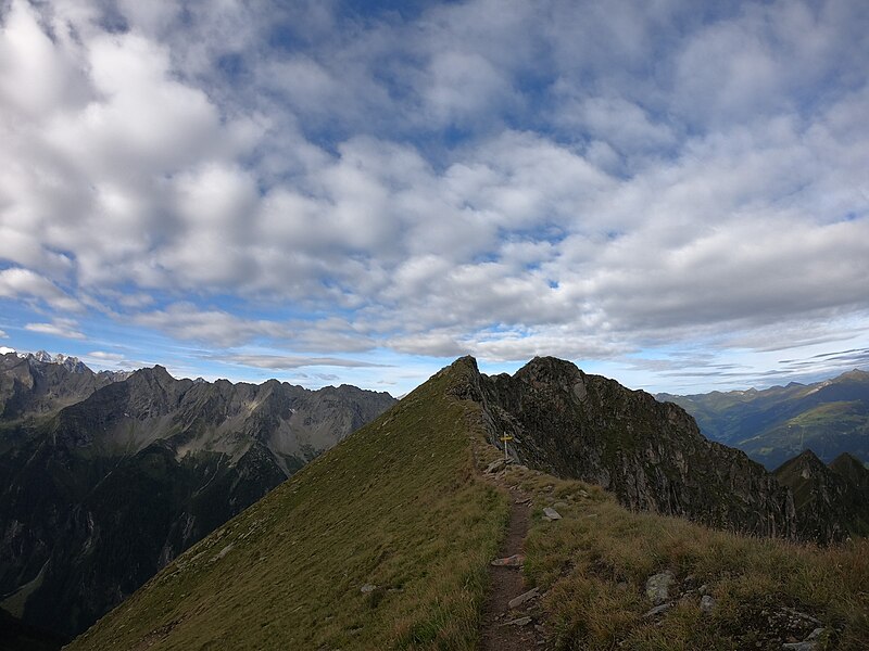 File:Popbergnieder (2448 m) an der Poppbergschneide.jpg