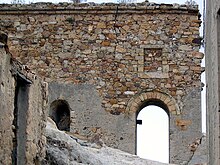 Per accedere alla rocca si passa vicino alla porta falsa.