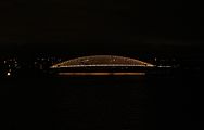 Čeština: Noční pohled na pražský Trojský most přes Vltavu.