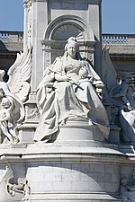 Queen Victoria statue, Victoria Memorial, London.jpg
