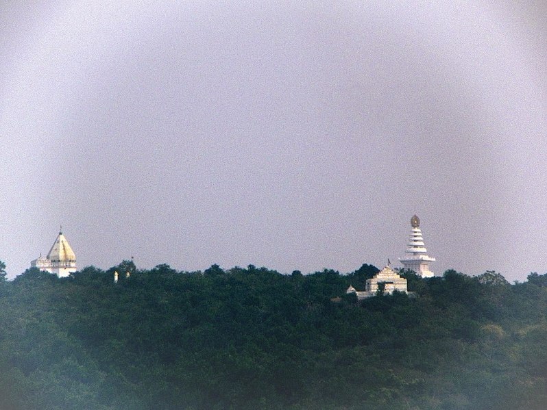 File:Rajgir 13 top of Shanti Stupa (31512469735).jpg