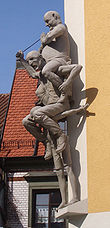 Skulptur von Peter Lenk zur Erinnerung an die „Schwabenkinder“