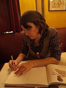 Rebecca Dautremer en dédicace, Café du Commerce, Paris 2012.jpg