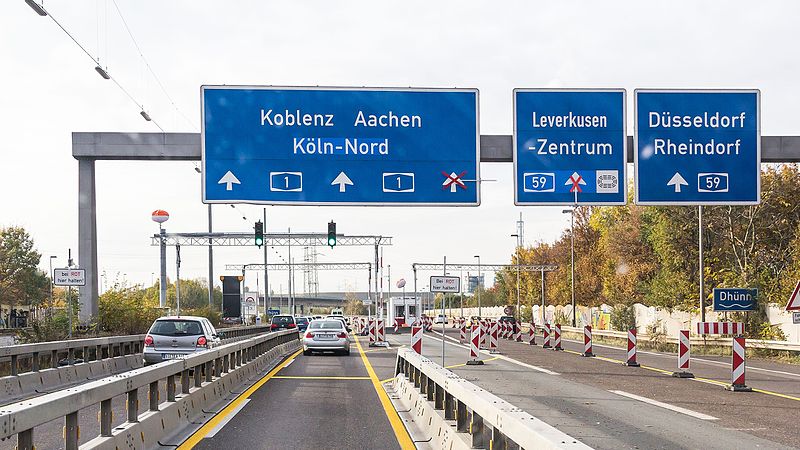 File:Rheinbrücke Leverkusen - Sperranlagen A1 zur 3,5 t-Gewichtsbeschränkung-4262.jpg