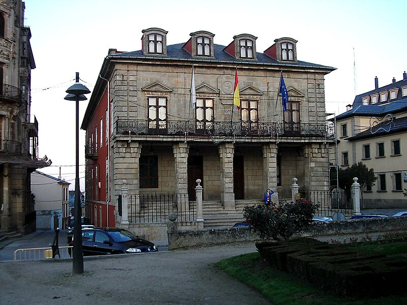 File:Ribadeo Casaconcello050207peq.JPG