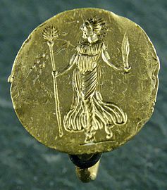 Bir anaadın oyulmuş temsili ile halka. Antik Yunan sanat eseri, MÖ 3.–2. yüzyıl. Louvre, Paris.