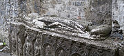 Гробница 13-го века в доминиканском приорате Святой Марии в Роскоммоне, которое предположительно изображает Фелима Уа Конхобаира, основавшего приорат в 1253 году.