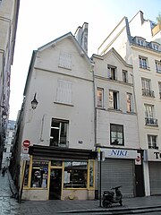 176, rue Saint-Denis, et entrée du passage, à gauche.