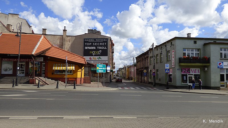 File:Rynek w Nakle nad Notecią. Widok na wprost ulica Długa - panoramio.jpg