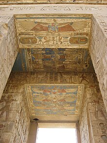 Kamnita vrata, katerih podboji in preklade so okrašeni s slikami in hieroglifi v reliefih. Reliefi so pobarvani.