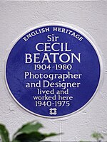 SIR CECIL BEATON 1904–1980 zde žil fotograf a designér 1940–1975.jpg