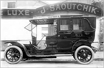 Berliet 22 cv Saoutchik de 1907, devant l'atelier de Neuilly-sur-Seine.