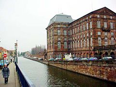 Lateral del castillo con el canal Marne-Rin