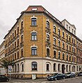 Mietshaus in geschlossener Bebauung und in Ecklage