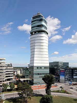 Flughafen Wien-Schwechat: Geschichte, Lage und Verkehrsanbindung, Flughafenanlagen