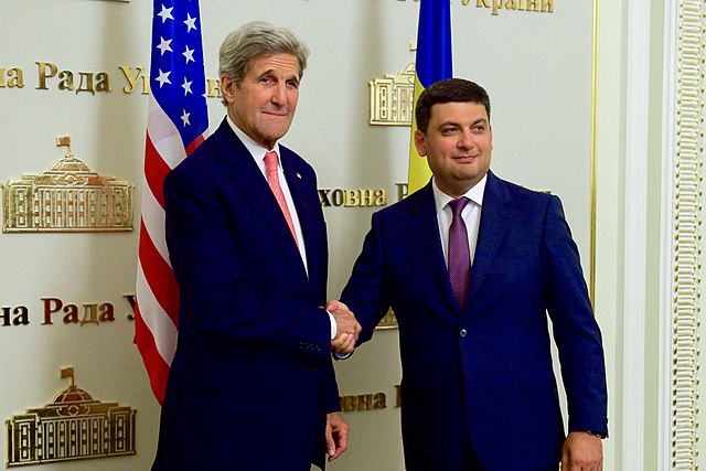 Ukrainian Prime Minister Volodymyr Groysman shakes hands with U.S. Secretary of State John Kerry at the Verkhovna Rada in Kyiv, 7 July 2016