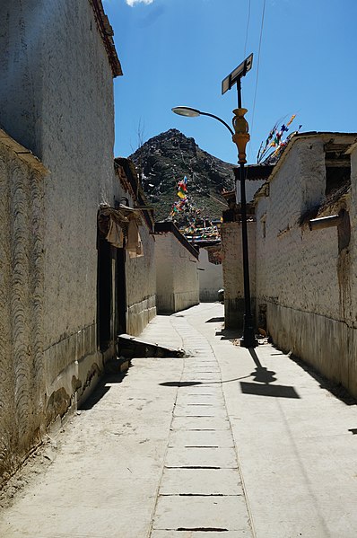 File:Shigatse, Tibet- DSC03309.jpg