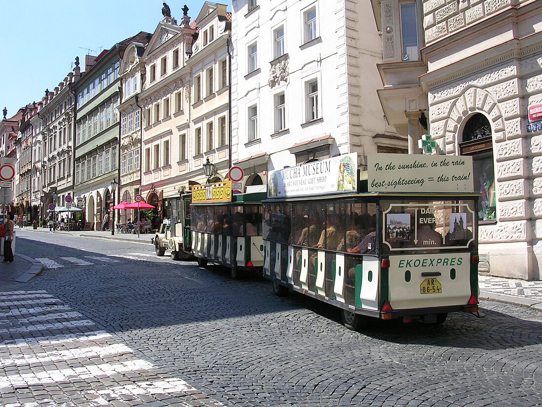 File:Silniční vláček na Malé Straně.jpg