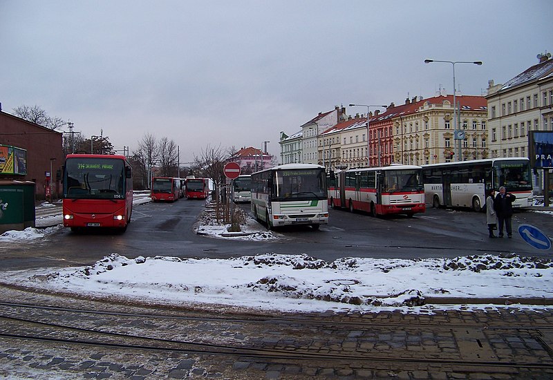 File:Smíchovské nádraží, tram a bus smyčka.jpg