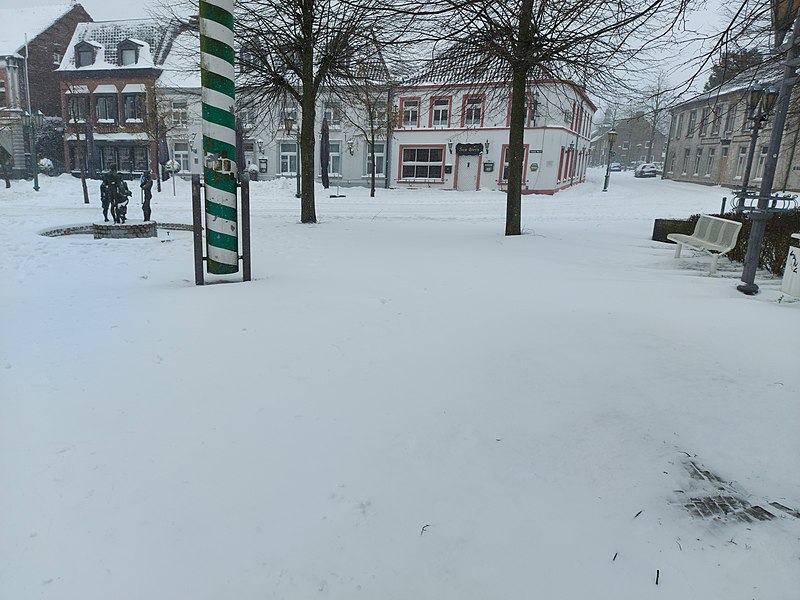 File:Snow in Elten 133447.jpg