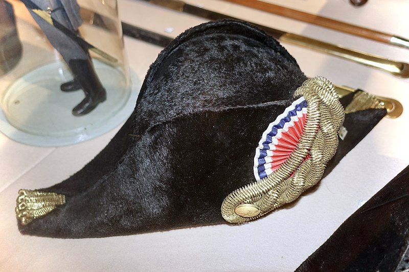 File:Snutehatt tosnutet hatt til gallauniform for politibetjent 1854-1908 (Norwegian Police parade uniform bicorne hat) Justismuseet (National Museum of Justice) Trondheim Norway 2019 Filt Kokarde 03082.jpg