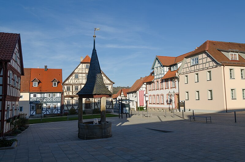 File:Stadtlauringen, Marktplatz, Brunnen-001.jpg