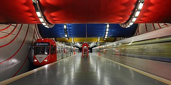 Estação de metrô Äußere Kanalstraße, inaugurada em 1992, serve às linhas 3 e 4 do metrô de Colônia, Alemanha. (definição 5 462 × 2 718)