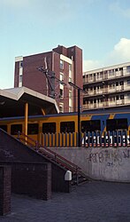 Voorstedelijk? Bijzonder is de kalkaanslag op het flatgebouw, kan niet gezond zijn.