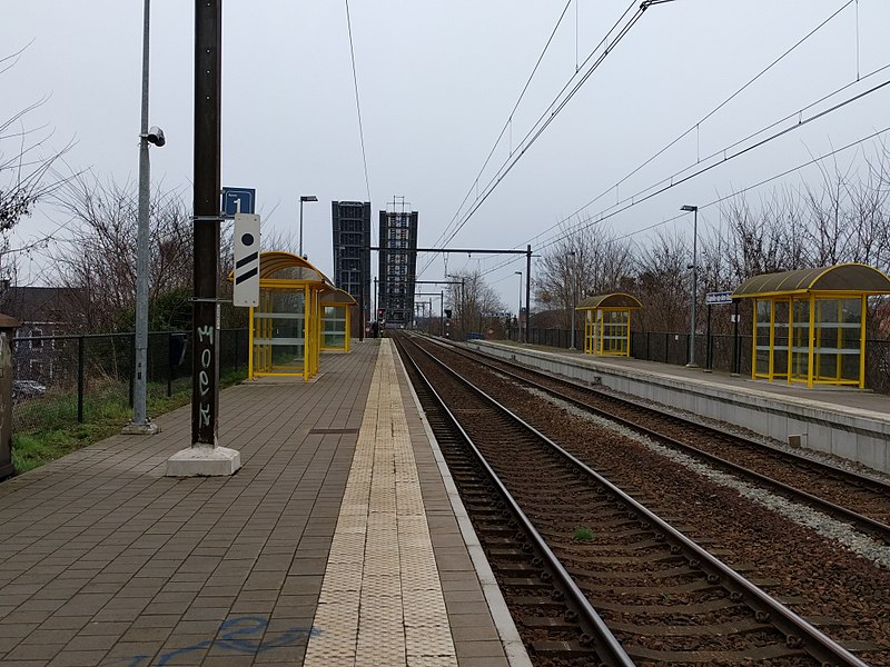 File:Station Kapelle-op-den-Bos - brug omhoog (2017).jpg